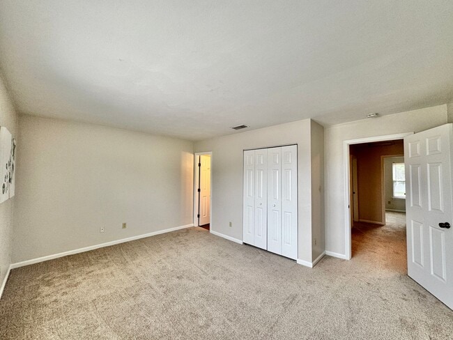 Building Photo - Completely Updated & Ready NOW! New Floori...