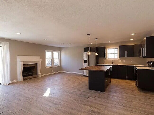 Building Photo - "Charming 3-Bed, 2-Bath Retreat with 1,690 Sq Ft of Comfort in Kansas City!"