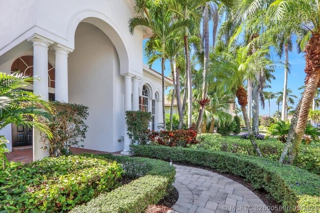 Building Photo - 528 Les Jardin Dr