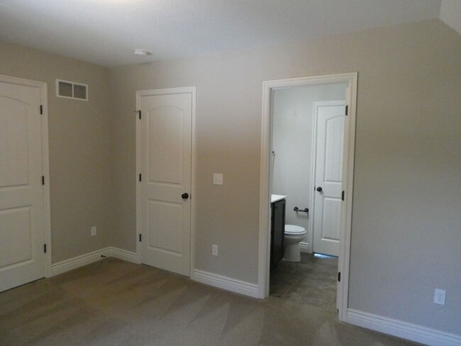 Building Photo - Two-story cottage with 3 bedrooms and 2-1/...