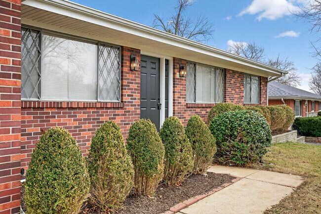 Building Photo - 1545 Reale Ave