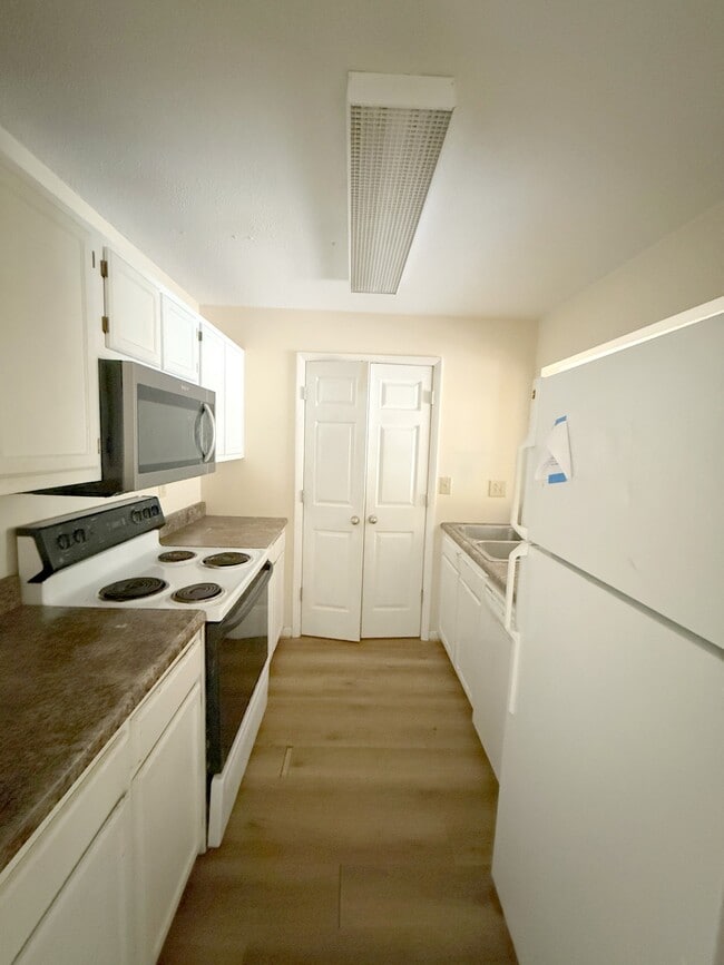Building Photo - 4975-4977 7 Pine Cir