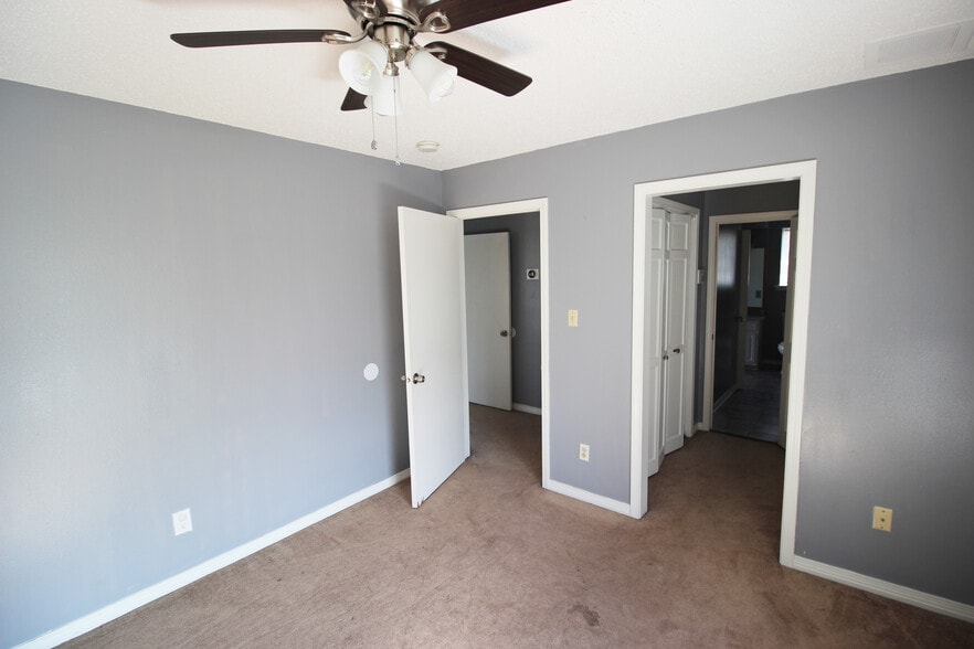 Building Photo - 300 33rd St