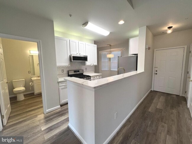 Building Photo - Gorgeous 2bd 2bth updated penthouse condo in sought after New Town community.