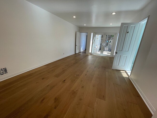 Building Photo - Spacious Three Bedroom Hollywood Golden Er...