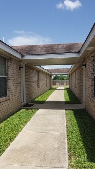 Building Photo - 3706 Wyndham Ave