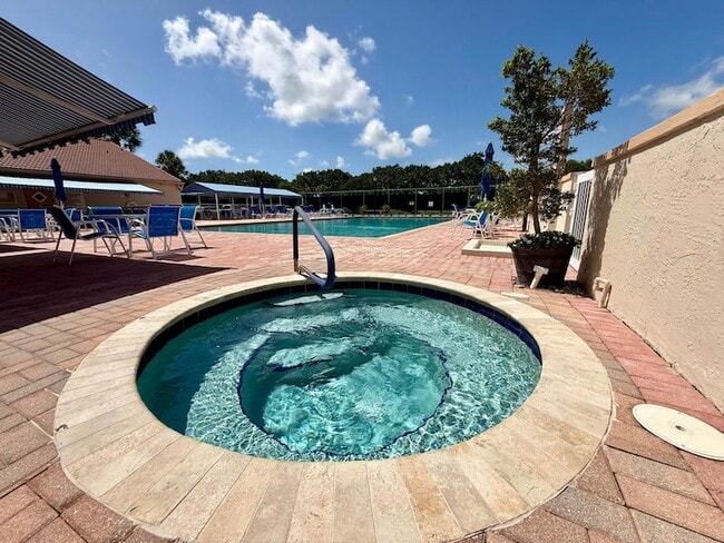 Building Photo - 7922 Sandy Pointe Dr