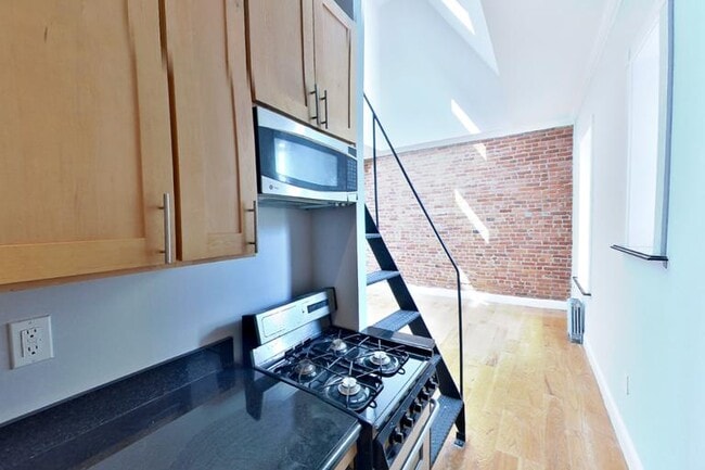 Building Photo - 330 E 100th St