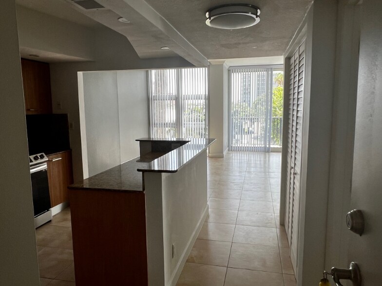 Building Photo - 525 N Ocean Blvd