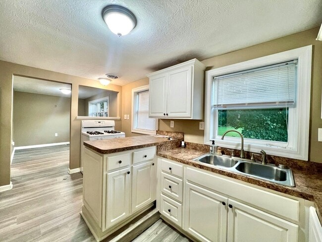 Building Photo - 8310 Bellflower Rd