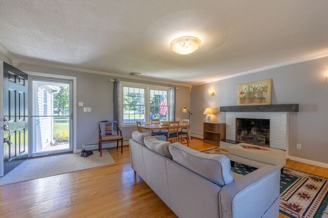 Building Photo - Charming 3-Bedroom Home in a Peaceful Neig...