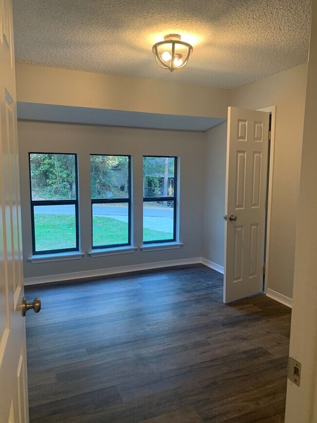 Building Photo - 44 Hickory Knoll