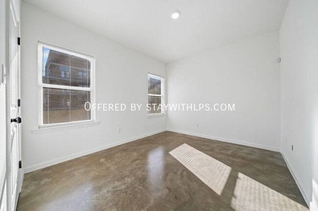 Building Photo - 1571 Court Ave