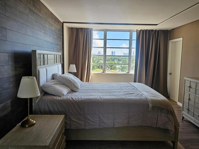 Building Photo - 1780 NE 191st St