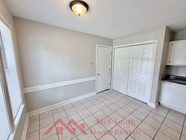 Building Photo - 4505 Villagreen Dr