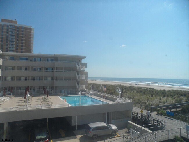Building Photo - 5400 Boardwalk-304-304