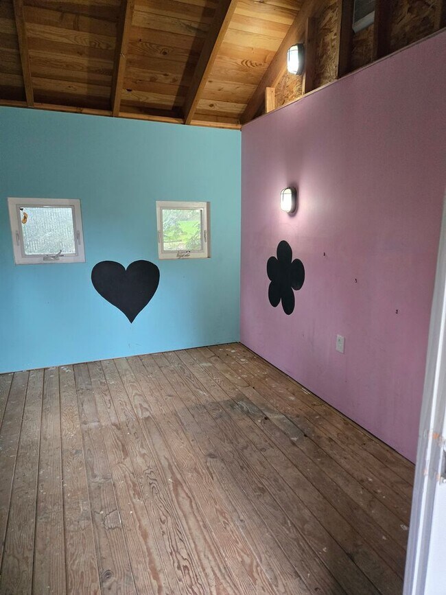 Building Photo - Large lot with tons of storage !  3 br , 2 bth + office+ 2  Car-garage + 2 Wooden Sheds