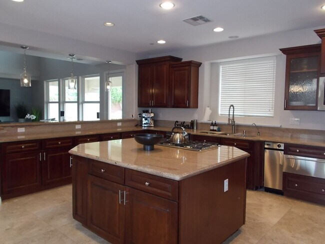 Building Photo - Spacious 4 Bed / 5 Bath Two-Story Home wit...