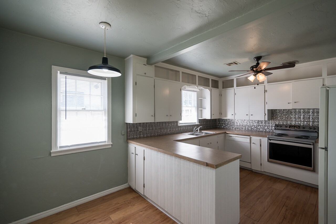 Building Photo - 2025 W Admiral Rd