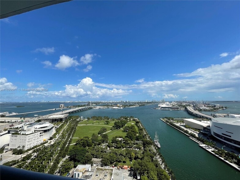 Building Photo - 900 Biscayne