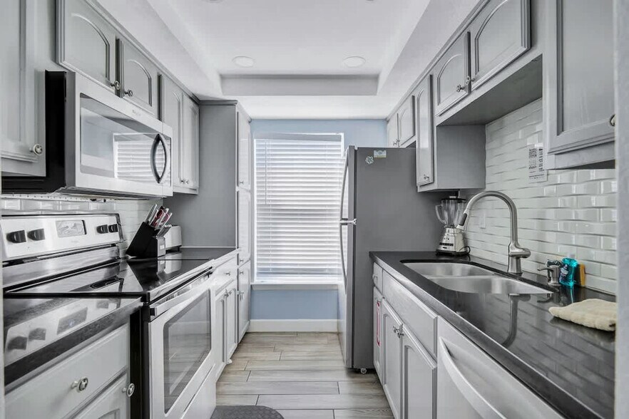 Building Photo - 132 E Gardenia St