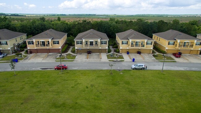 Building Photo - Elegant 2 bedrooms/2 bath condo located in St. Cloud with 1-Car garage