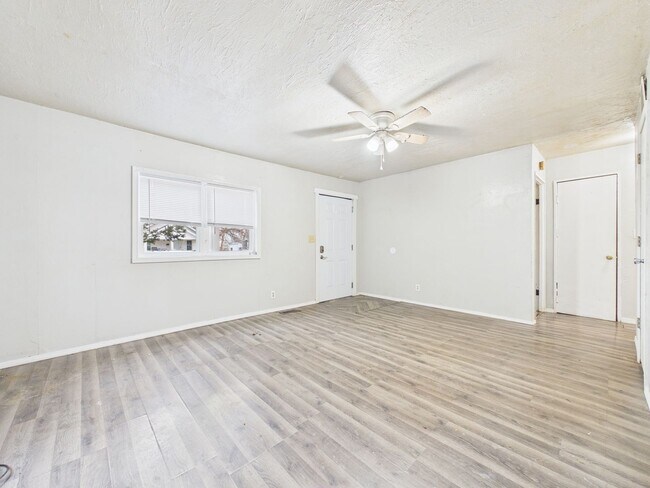 Building Photo - 2 Bedroom 1 bathroom Home