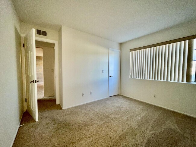 Building Photo - 2bed 2bath Gated Community with a Swimming Pool