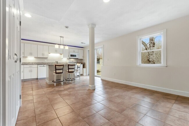 Building Photo - 5 St Anthonys Ln