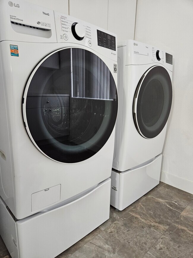 New LG Washer/Dryer - 67675 Ovante Rd