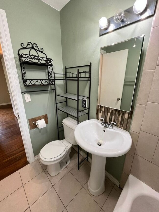 Building Photo - Cute 2 Bed 1 Bath