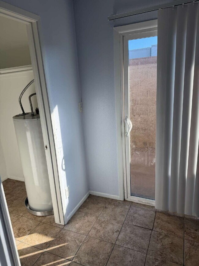 Building Photo - Charming 1-Bed/1-Bath Near SR-51 with Private Outdoor Space