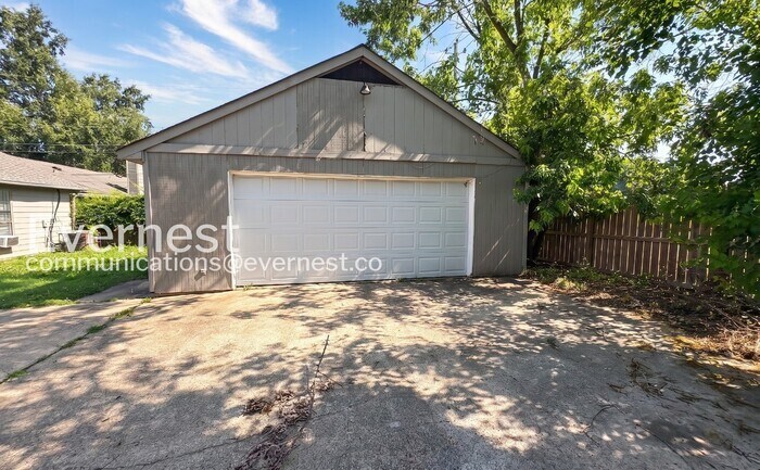 Building Photo - 4508 S Berrypick Ln