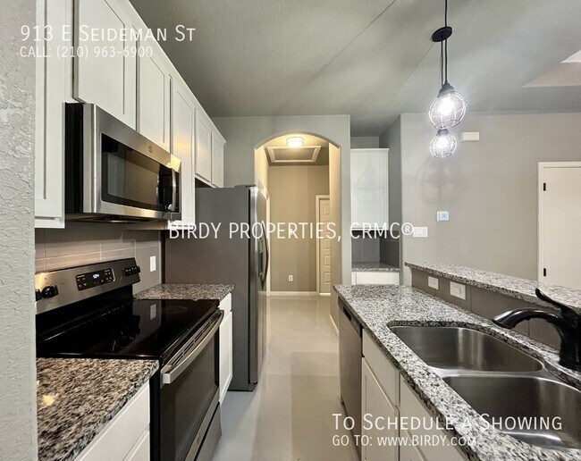 Building Photo - 913 E Seidemann St