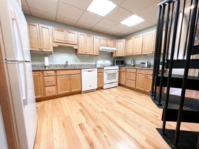 Building Photo - 139 R Linden St