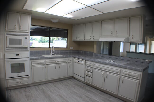 Building Photo - 6600 Reservoir Ln