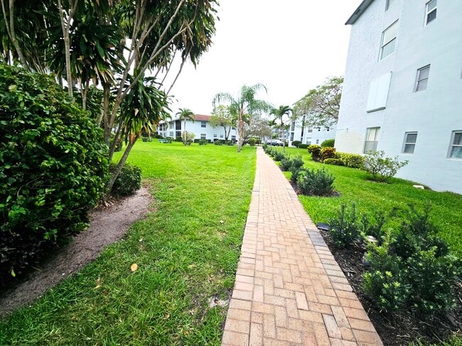 Building Photo - 14747 Cumberland Dr