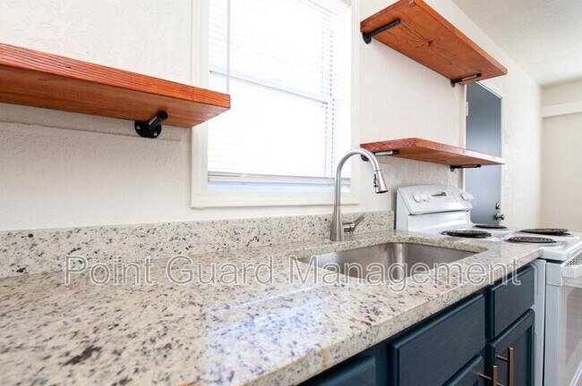 Building Photo - 842 Sylvan Ln