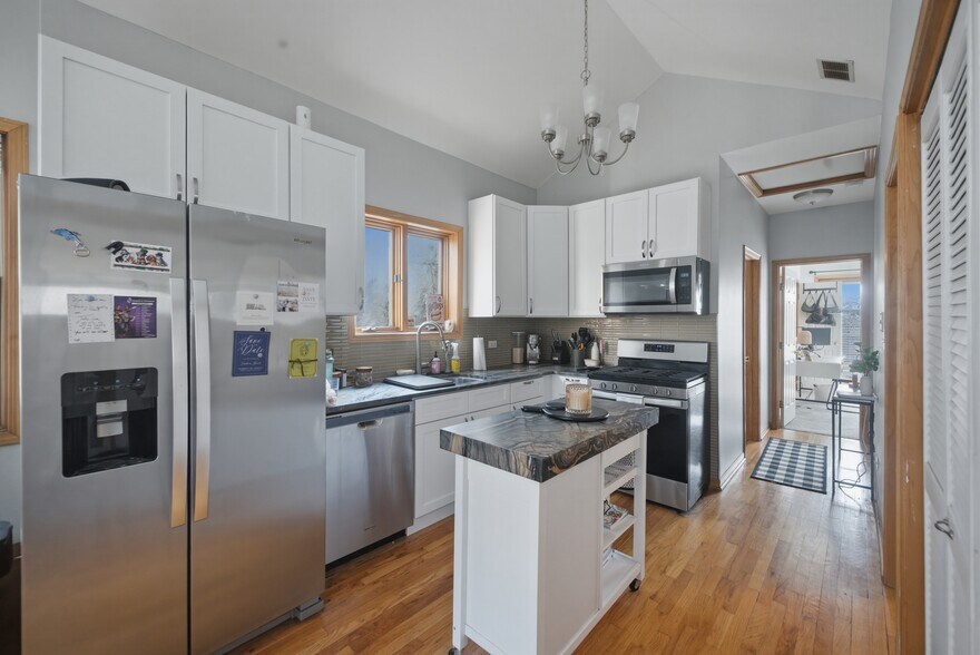 Building Photo - 844 N Wood St