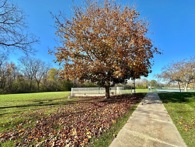 Building Photo - Rare rental opportunity conveniently locat...