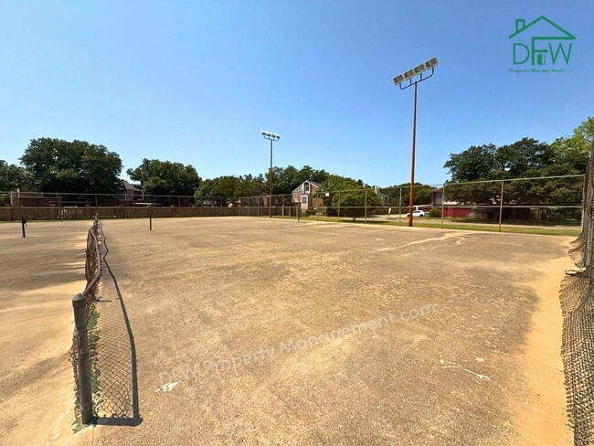 Building Photo - 3 Bed / 2 Bath Townhome - Fenced Yard, Community Pool
