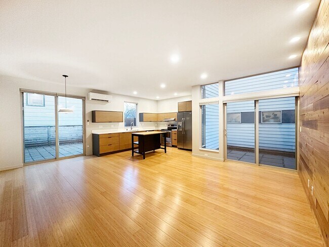 Building Photo - 3bd/2ba Seattle Townhome