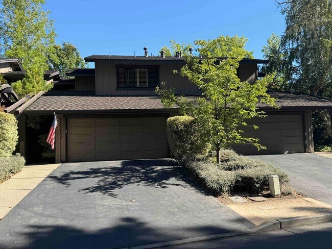 Building Photo - 1252 Sharon Park Dr