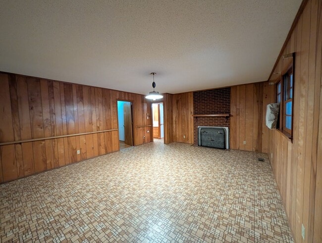 Building Photo - Available to Show