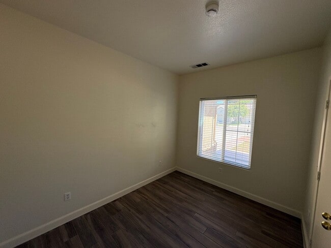 Building Photo - 2 Story Home Near Shopping Center Rent Ready!