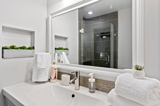 Building Photo - 909 Reinli St