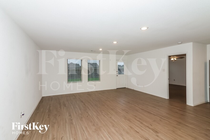 Building Photo - 3302 Aster Mdw Wy