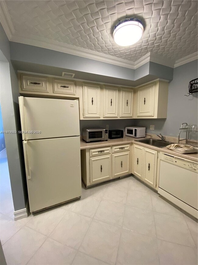 Building Photo - 2049 S Ocean Dr