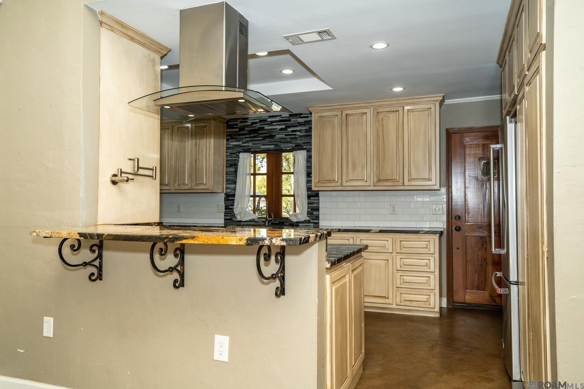 Building Photo - 3736 Sessions Dr