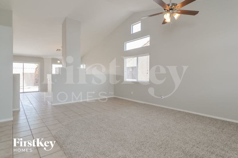 Building Photo - 127 E Tamarack Dr